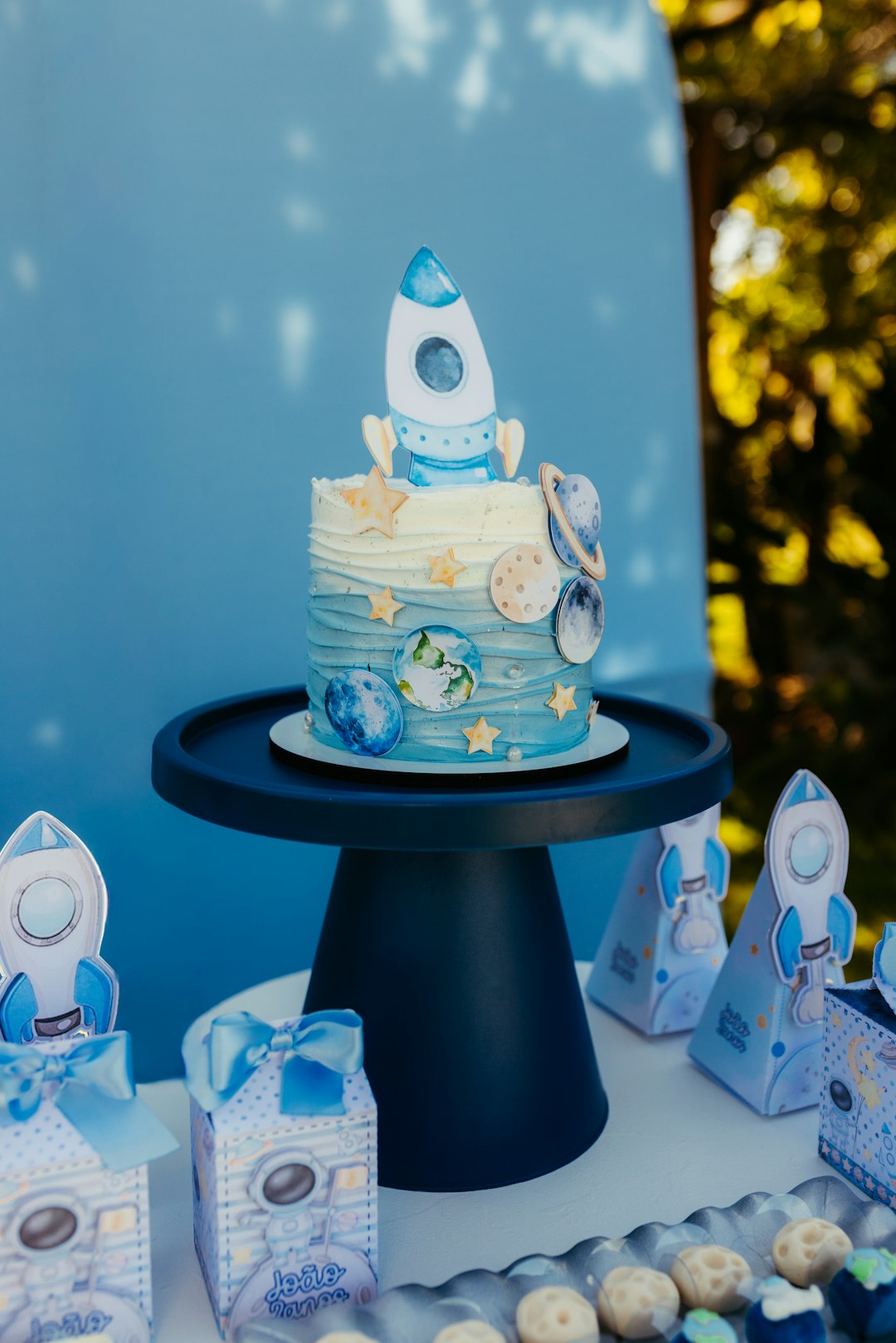 a-rocket-ship-cake-with-planets-and-stars-0eac1vsduew